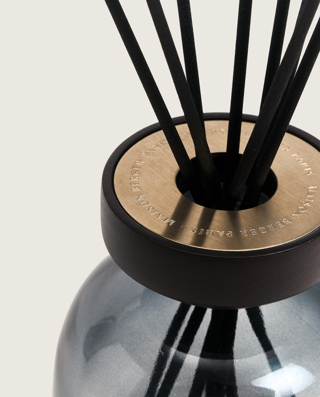 Wood Black/Frosted White Reed Diffuser with Ocean Breeze